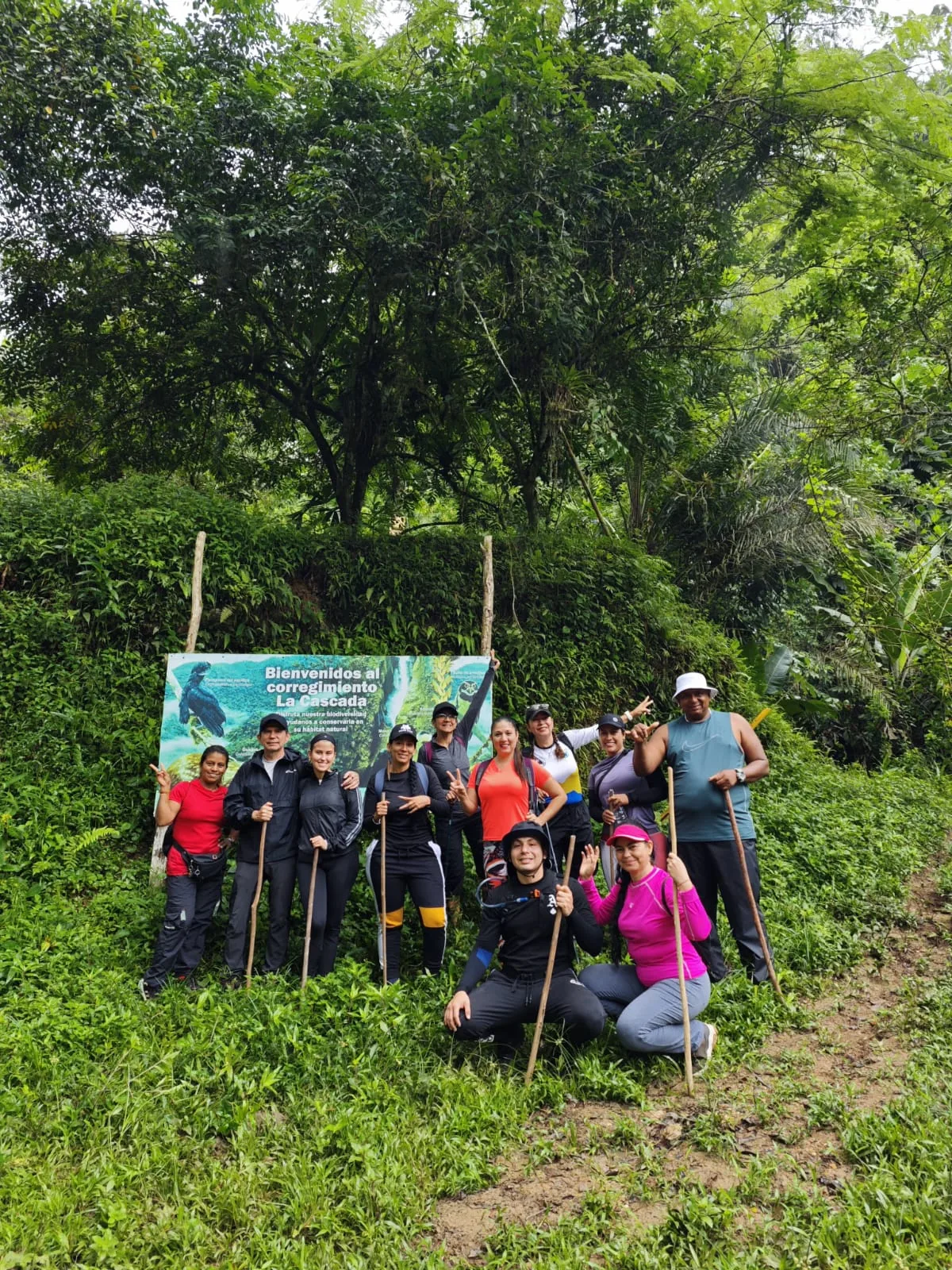 Grupo de senderistas ascendiendo por un sendero de montaña